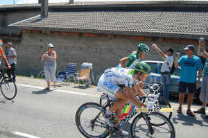 Romain Feillu (Agritubel) & Christophe Le Mevel (Crédit Agricole) dans la zone de ravitaillement (2) (371x)