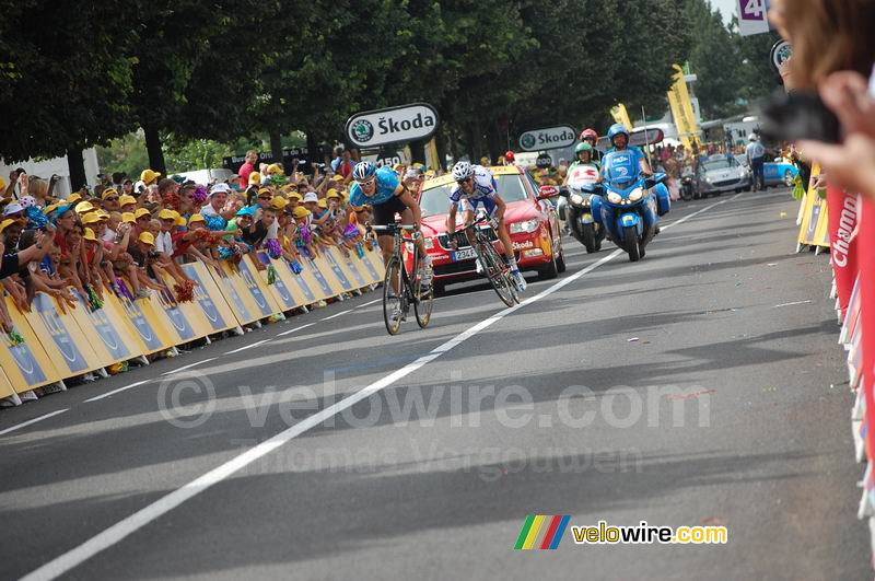 Marcus Burghardt (Team Columbia) & Carlos Barredo (QuickStep) at the finish in Saint Etienne