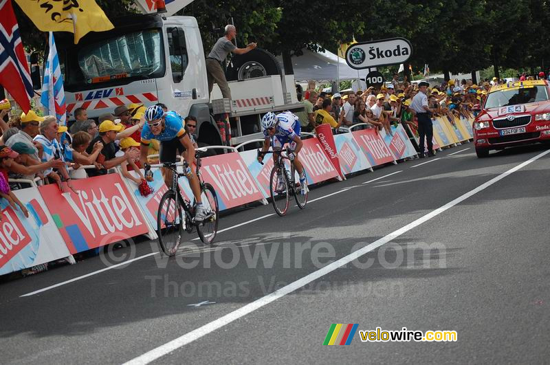 Marcus Burghardt (Team Columbia) & Carlos Barredo (QuickStep) bij aankomst in Saint Etienne (2)