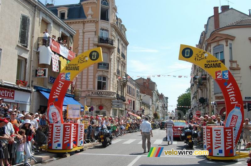 De startboog van de etappe Roanne > Montluon (1)
