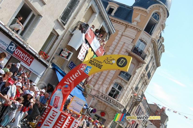 De startboog van de etappe Roanne > Montluon (2)