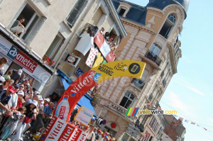 The start arch for the Roanne > Montluçon stage (2) (546x)