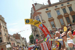 The start arch for the Roanne > Montluçon stage (3) (553x)