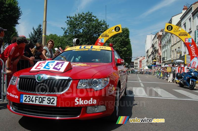 De officiële auto van de Tour de France (Christian Prudhomme) bij de start in Roanne