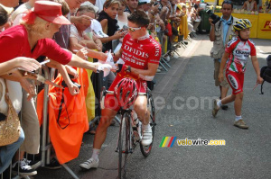 Samuel Dumoulin (Cofidis) signe des autographes à Roanne (481x)