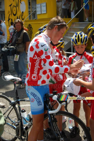 Bernhard Kohl (Gerolsteiner) signe des autographes à Roanne (499x)