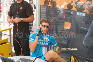 Niki Terpstra (Milram) au téléphone sur le stand d'Orange au Village Départ (828x)