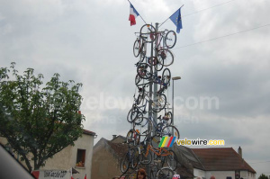 A bike tower in Saint-Pourçain-sur-Sioule (406x)