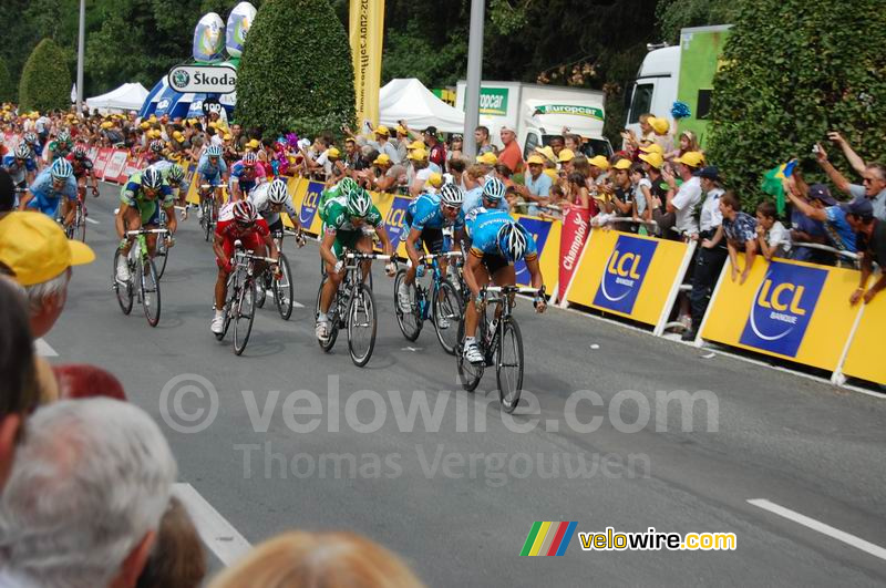 De sprint van Gerald Ciolek (Columbia), Erik Zabel (Milram), Thor Hushovd (Crdit Agricole), Heinrich Haussler (Gerolsteiner), Leonardo Duque (Cofidis), Julian Dean (Garmin Chipotle), Oscar Freire (Rabobank), Filippo Pozzato (Liquigas), Geoffroy Lequatre 