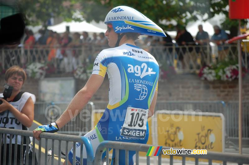 Martin Elmiger (AG2R La Mondiale) voor de start in Crilly