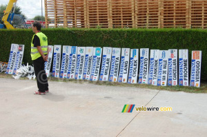 Les plaques de noms des coureurs à l'arrivée à Saint-Amand-Montrond (713x)