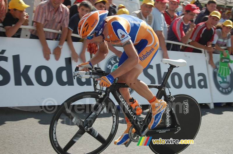 Denis Menchov (Rabobank) bij aankomst in Saint-Amand-Montrond