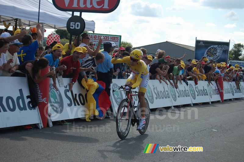 Carlos Sastre (CSC Saxo Bank) bij aankomst in Saint-Amand-Montrond (1)