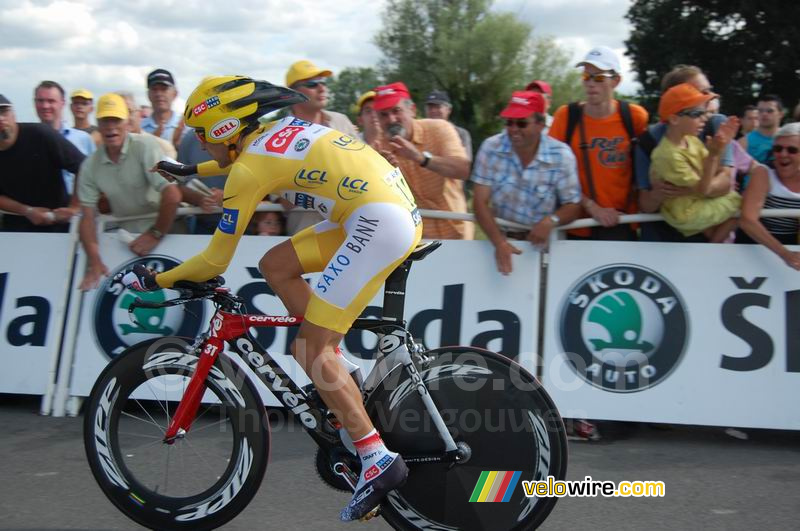 Carlos Sastre (CSC Saxo Bank) bij aankomst in Saint-Amand-Montrond (2)