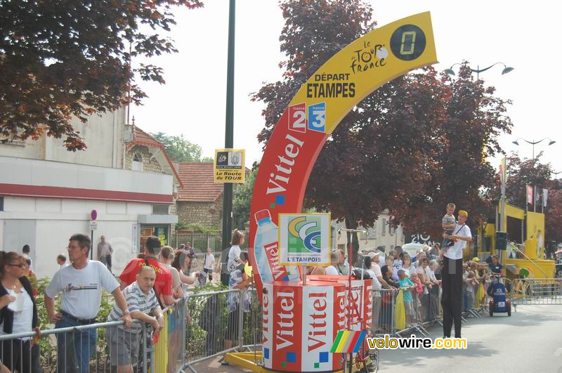 De startboog van de slotetappe Etampes > Parijs Champs Elyses