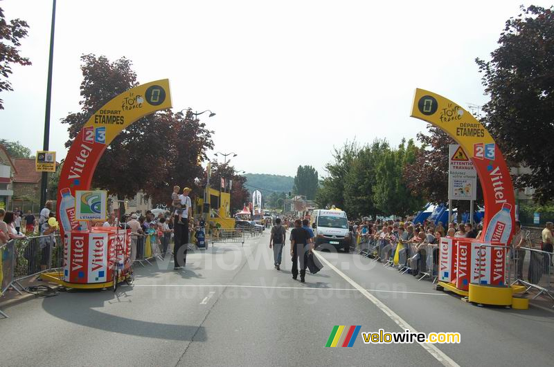 De startboog van de slotetappe Etampes > Parijs Champs Elyses (2)