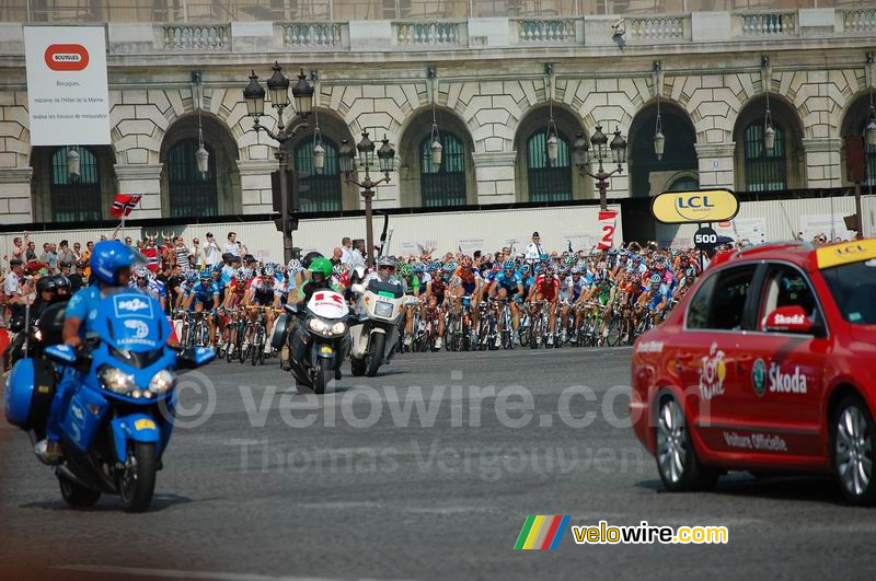 The first time the riders pass on the Place de la Concorde in Paris