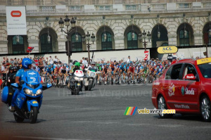 Le premier passage des coureurs à la Place de la Concorde à Paris (408x)