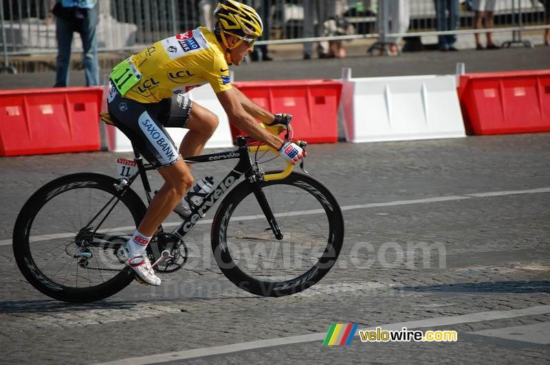 Carlos Sastre (CSC Saxo Bank) in de gele trui in Parijs