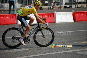 Carlos Sastre (CSC Saxo Bank) en maillot jaune à Paris (1140x)