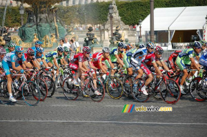 Le peloton avec entre autres Cadel Evans (Silence Lotto) (261x)