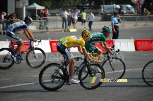 Carlos Sastre (CSC Saxo Bank) en maillot jaune à Paris + Dmitriy Fofonov (Crédit Agricole) & Martijn Maaskant (Garmin Chipotle) (365x)