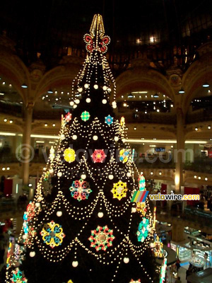 Christmas tree @ Galeries Lafayette (1212x)