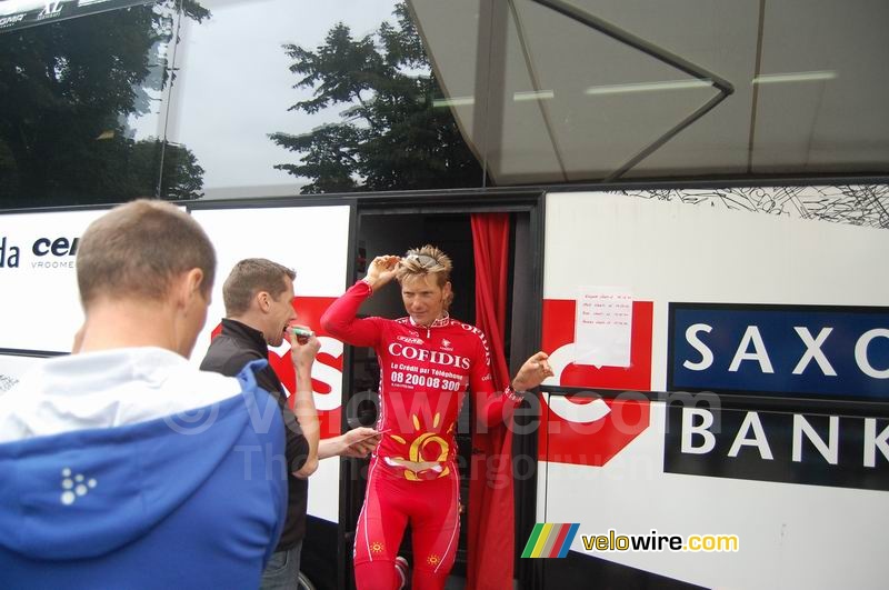 Frank Hoj (Cofidis) caught ... coming out of the CSC Saxo Bank bus ;-)