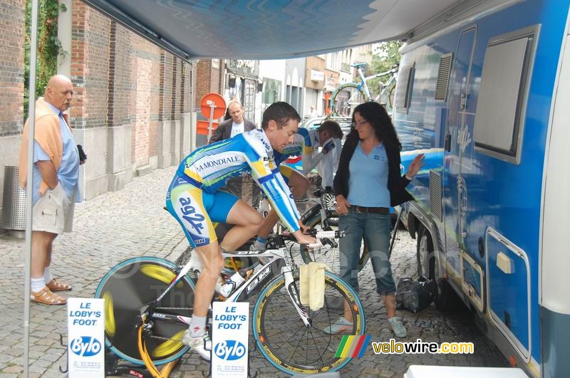 Christophe Edaleine & Cédric Pineau (AG2R La Mondiale) and Karine the masseuse