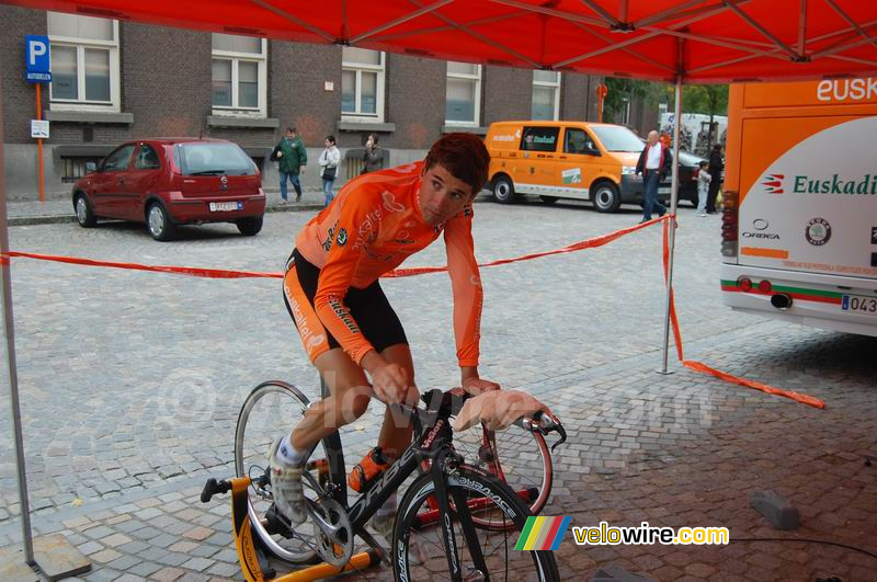 Aitor Hernandez Gutierrez (Euskaltel Euskadi) tijdens zijn warming up