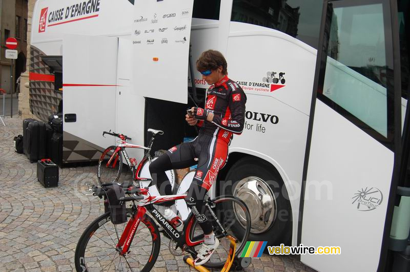 Jos Ivan Gutierrez (Caisse d'Epargne) tijdens zijn warming up (1)