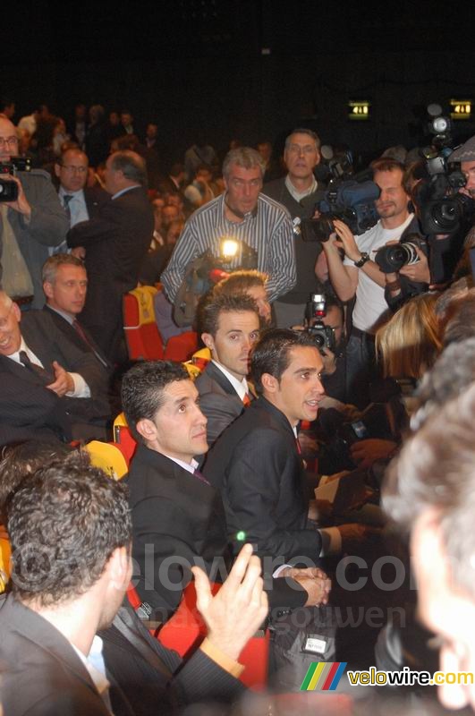Many people gathering around Carlos Sastre (CSC Saxo Bank), Alberto Contador (Astana) & Samuel Sanchez (Euskaltel Euskadi)
