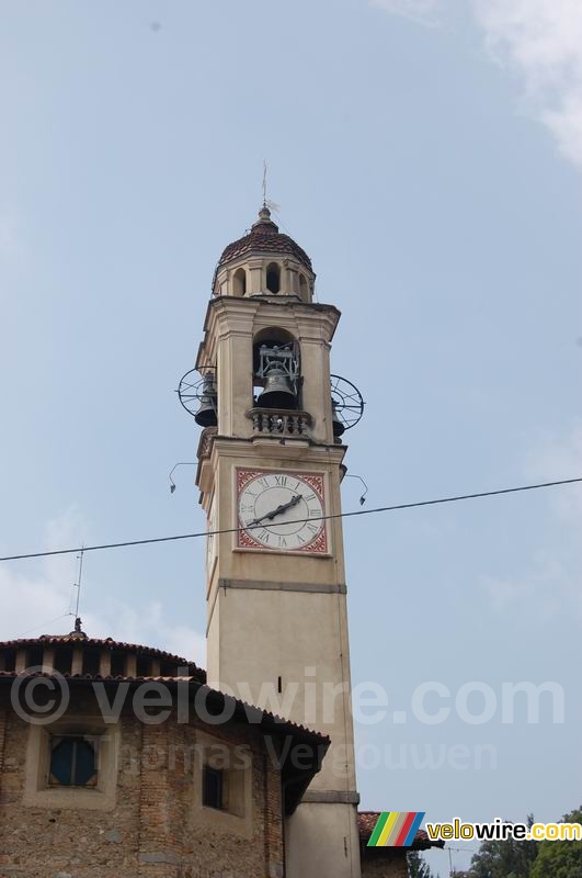 Een kerktorentje in Gazzada Schianno