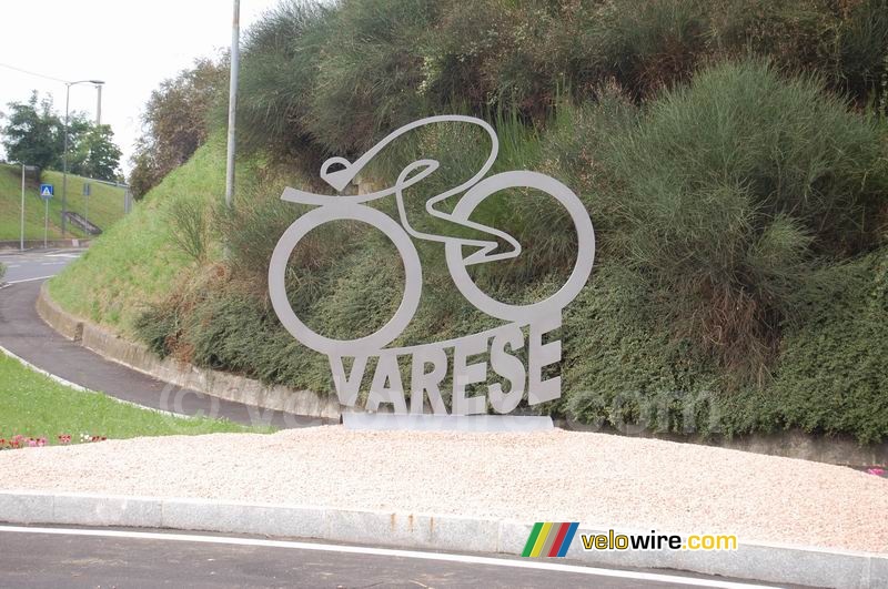 Le logo des Championnats du Monde à Varese sur un rond point