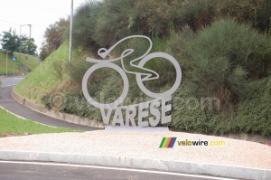 Le logo des Championnats du Monde à Varese sur un rond point (508x)