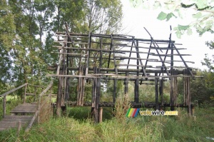 Une cabane en bois ... après une incendie (891x)