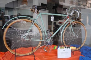 One of the many bikes in the shop windows - look at this speed change mechanism! (232x)