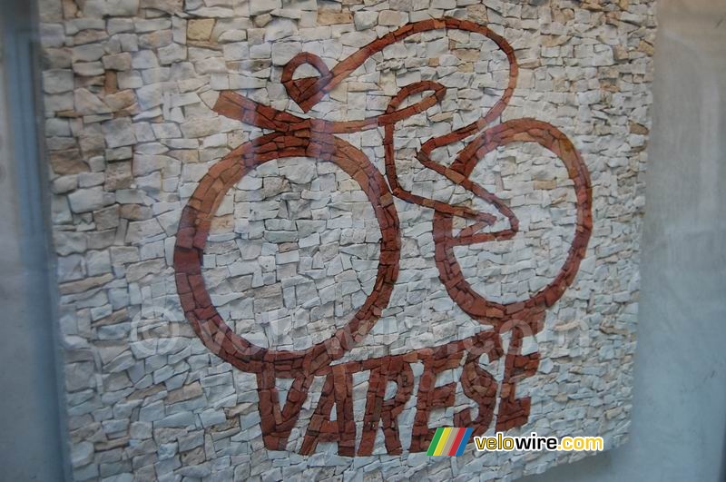 Het logo van Varese 2008 in mozaek