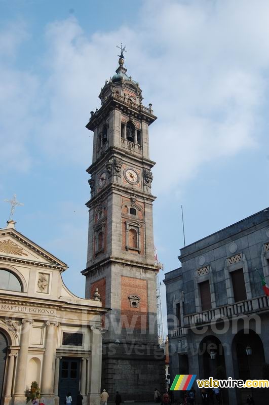 De kerktoren van de Basilica di San Vittore Martire (basiliek)