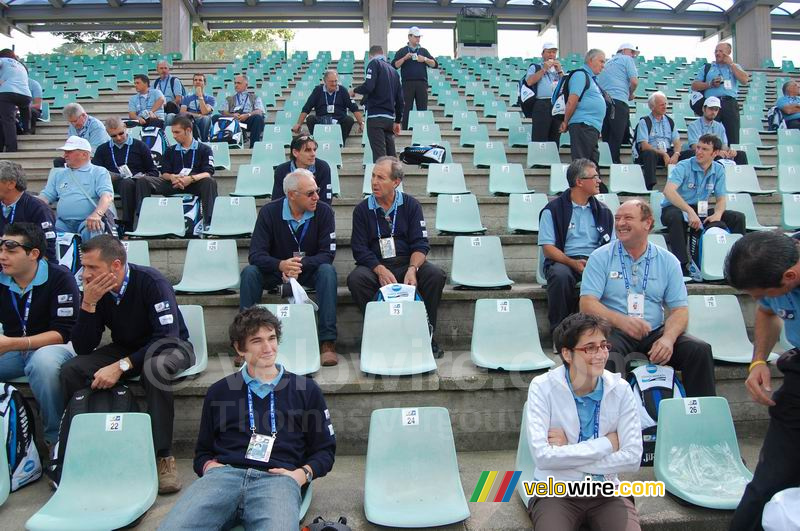 Een paar vrijwilligers in het Mapei Cycling Stadium met François-Xavier & Florence op de voorgrond