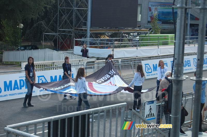 Generale repetitie voor de openingsceremonie: hou houd ik een vlag vast ...