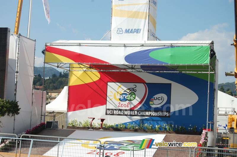 Het handtekeningenpodium in het Mapei Cycling Stadium