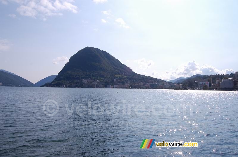 Uitzicht over het meer van Lugano naar Caprino