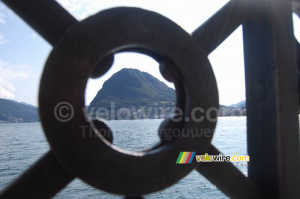 View over the lake of Lugano towards Caprino - through the gate (510x)