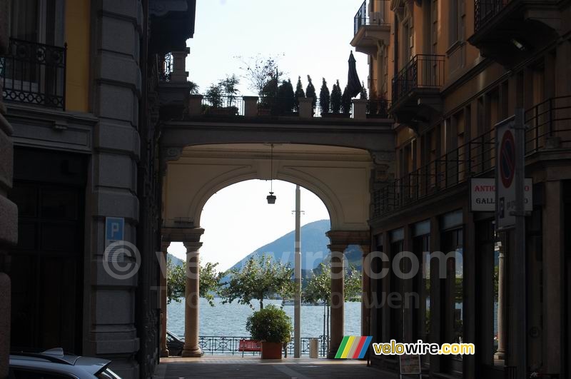 Een straatje en het meer van Lugano