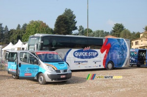 Le bus de QuickStep et la voiture de l'équipe Belge (530x)