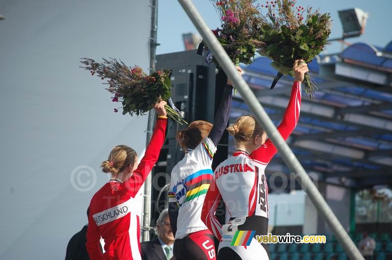 Le podium du contre la montre femmes : 1/ Amber Neben (Etats-Unis), 2/ Christiane Soeder (Autriche) en 3/ Judith Arndt (Allemagne) - avec les fleurs