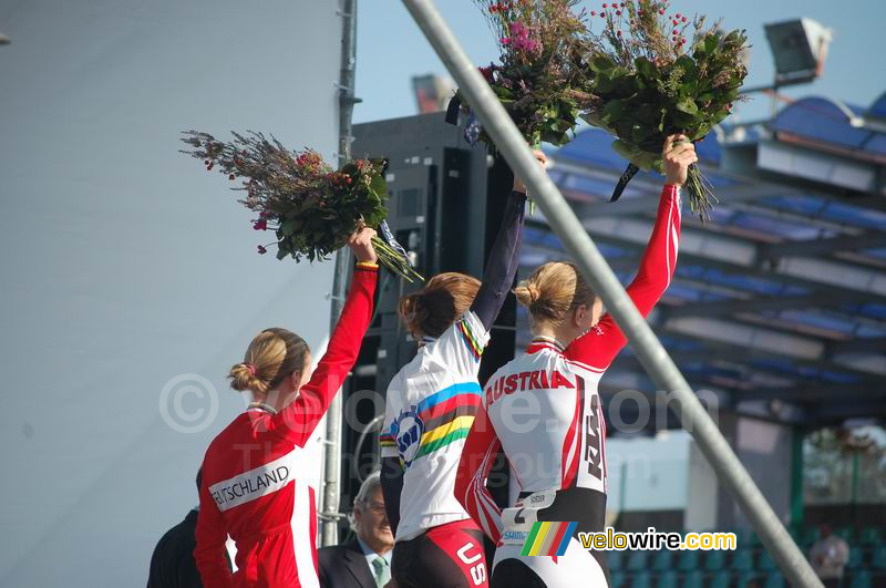 Het podium van de tijdrit voor vrouwen: 1/ Amber Neben (Amerika), 2/ Christiane Soeder (Oostenrijk) en 3/ Judith Arndt (Duitsland) - met de bloemen