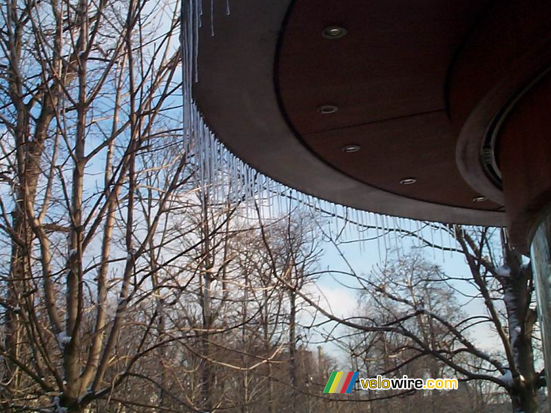 Des petites stalactites de glace aux Jardins des Tuileries