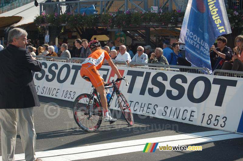 Rob Ruijgh (NLD) wanted to go back to the team tent but was not allowed to cross the line